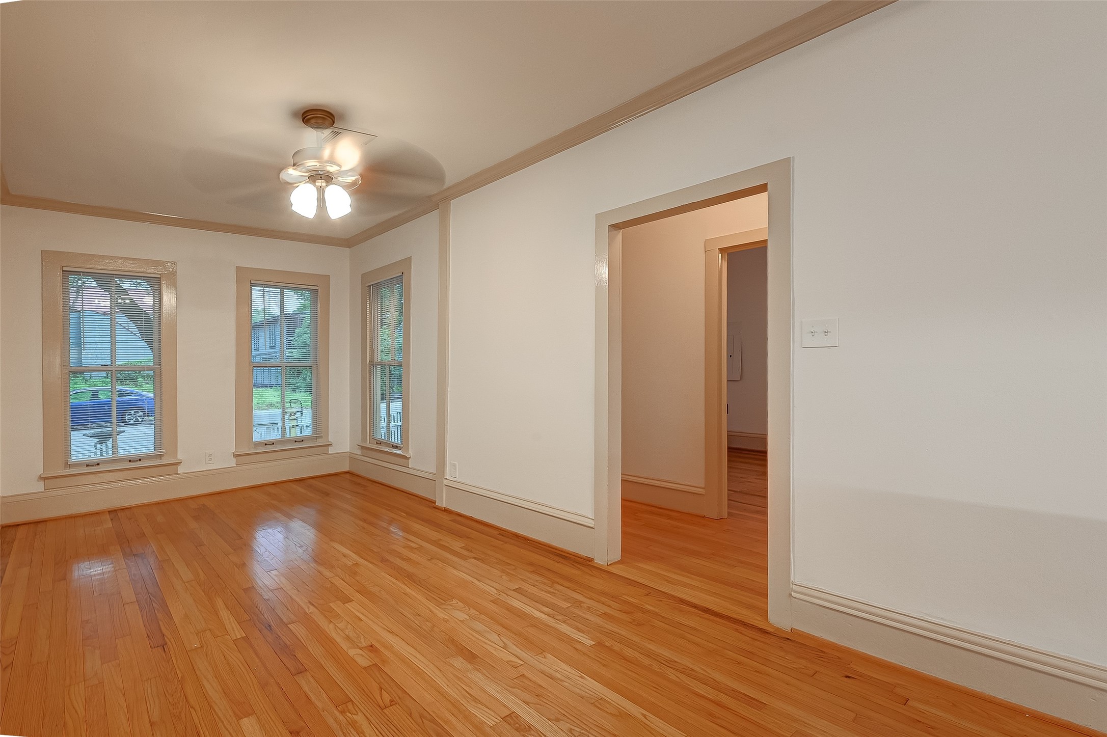 2009 State Street Houston, TX 77007 - Photo 12 of 42 New ceiling fans throughout with restored solid red oak hardwood floors, crown moldiing with 8" baseboards and 9' ceilings enhance the turn of the century historical atmosphere.