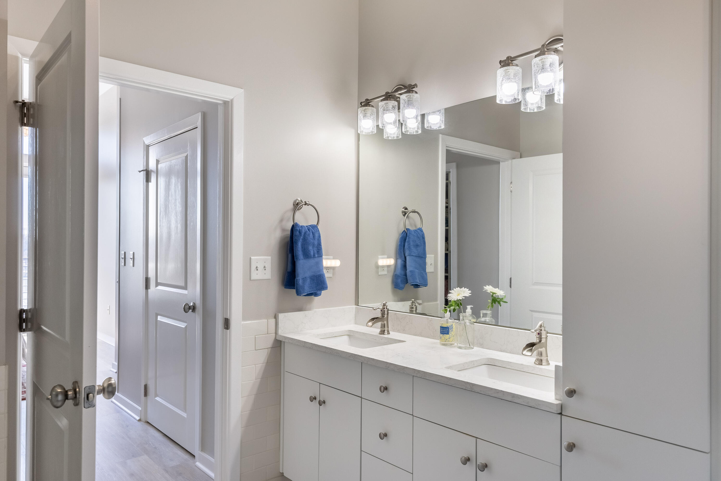 200 Manufacturers Road, Unit 707 Chattanooga, TN 37405 - Photo 26 of 65 Primary En Suite
