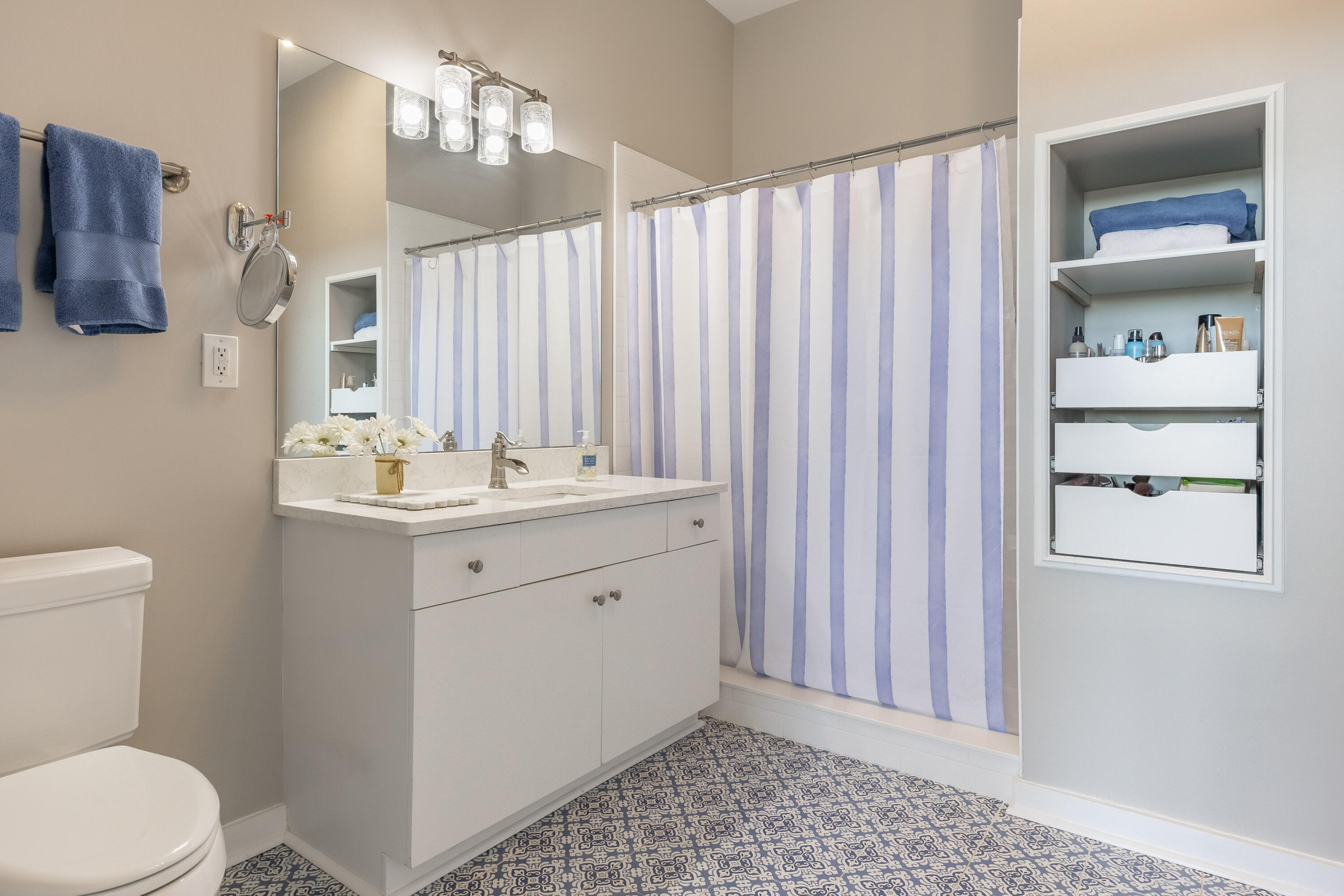 200 Manufacturers Road, Unit 707 Chattanooga, TN 37405 - Photo 32 of 65 Guest Bath