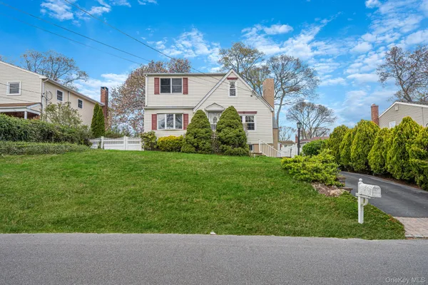 $550,000 | 345 Ontario Street, Ronkonkoma, NY 11779