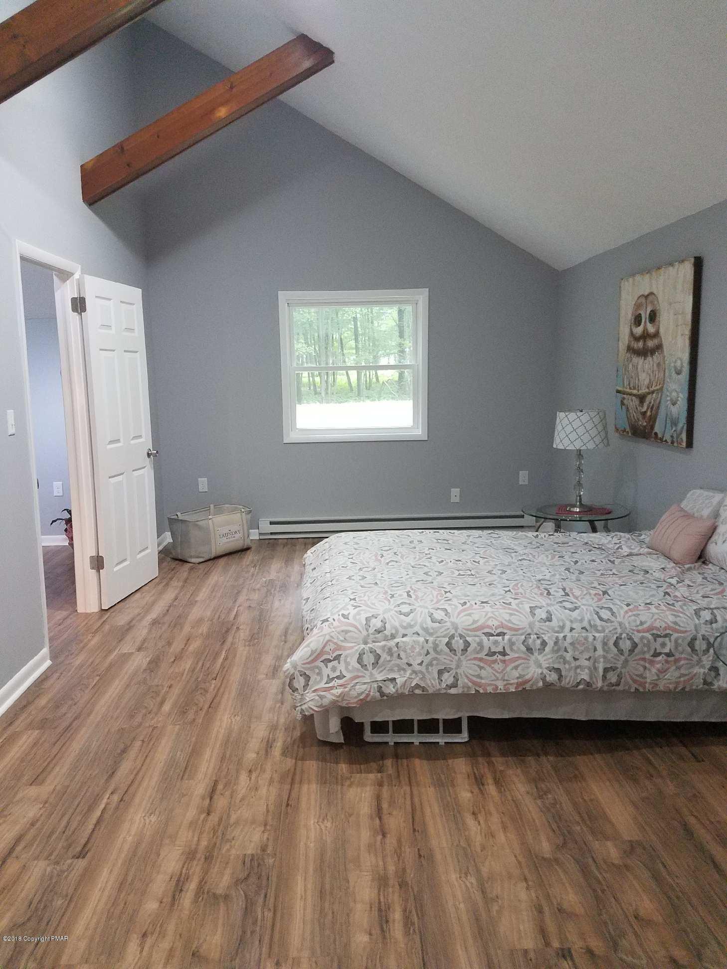 4333 Pine Ridge Drive East Bushkill, PA 18324 - Photo 13 of 21 Max master bedroom
