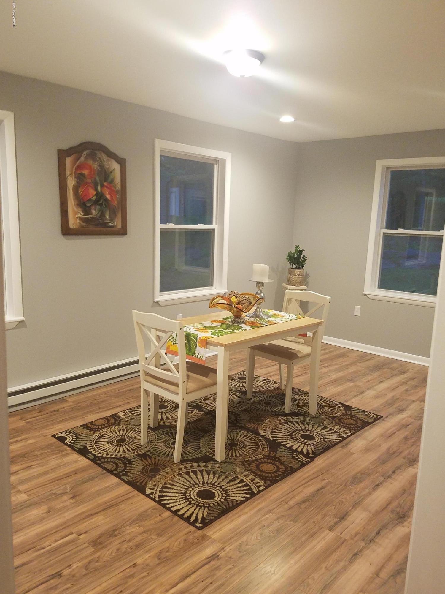 4333 Pine Ridge Drive East Bushkill, PA 18324 - Photo 5 of 21 Max Dining room