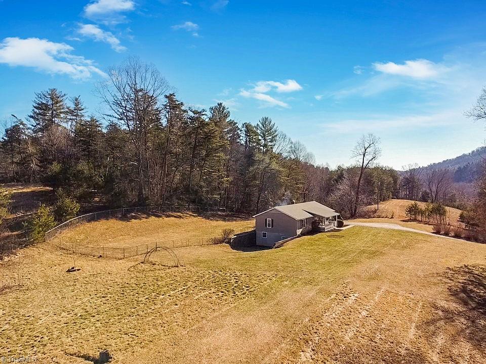 236 Summit Road Purlear, NC 28665 - Photo 5 of 48