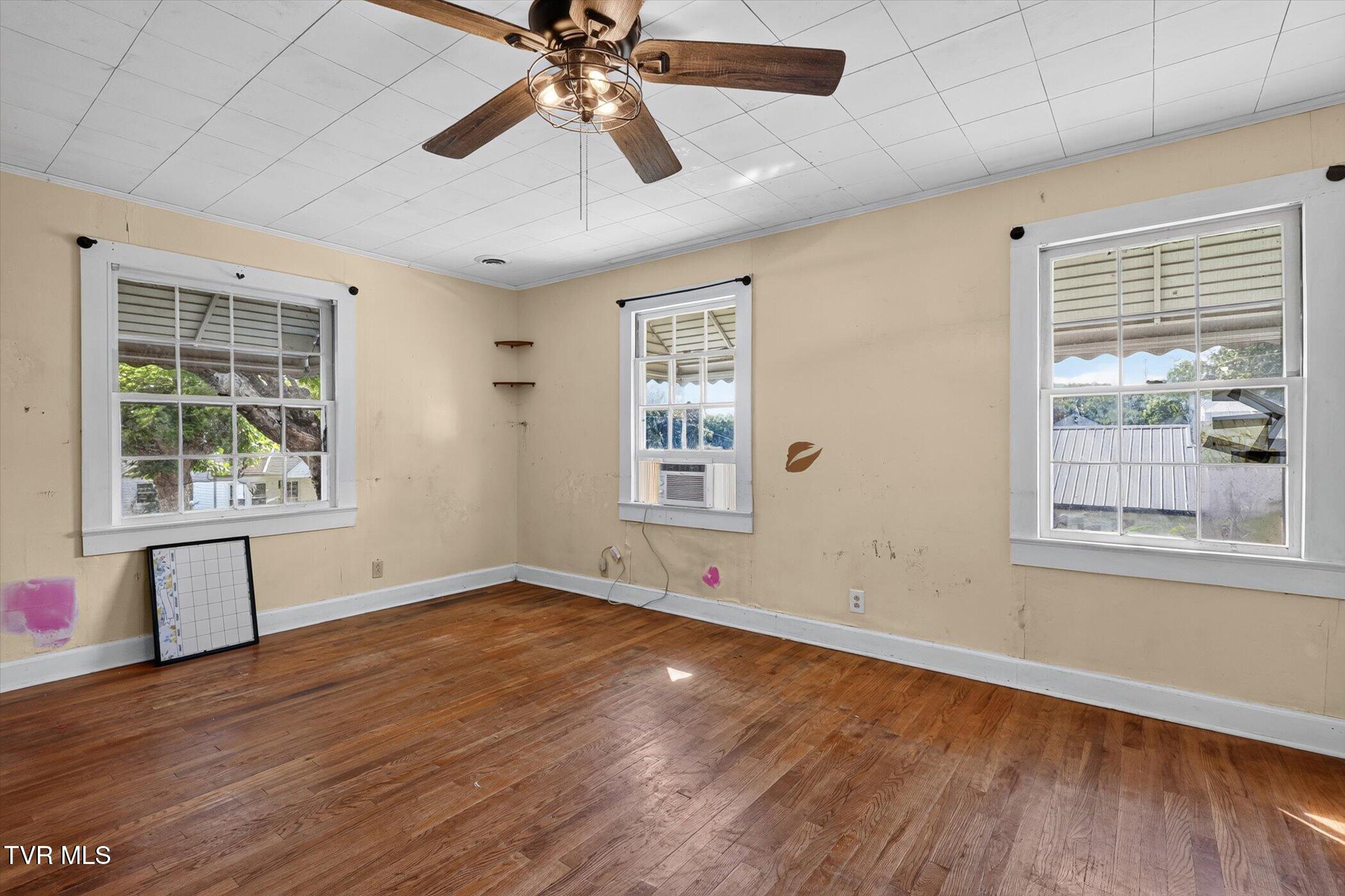 113 Ell Street Greeneville, TN 37743 - Photo 21 of 35 08-113-Ell-St-WindowStill-Photography