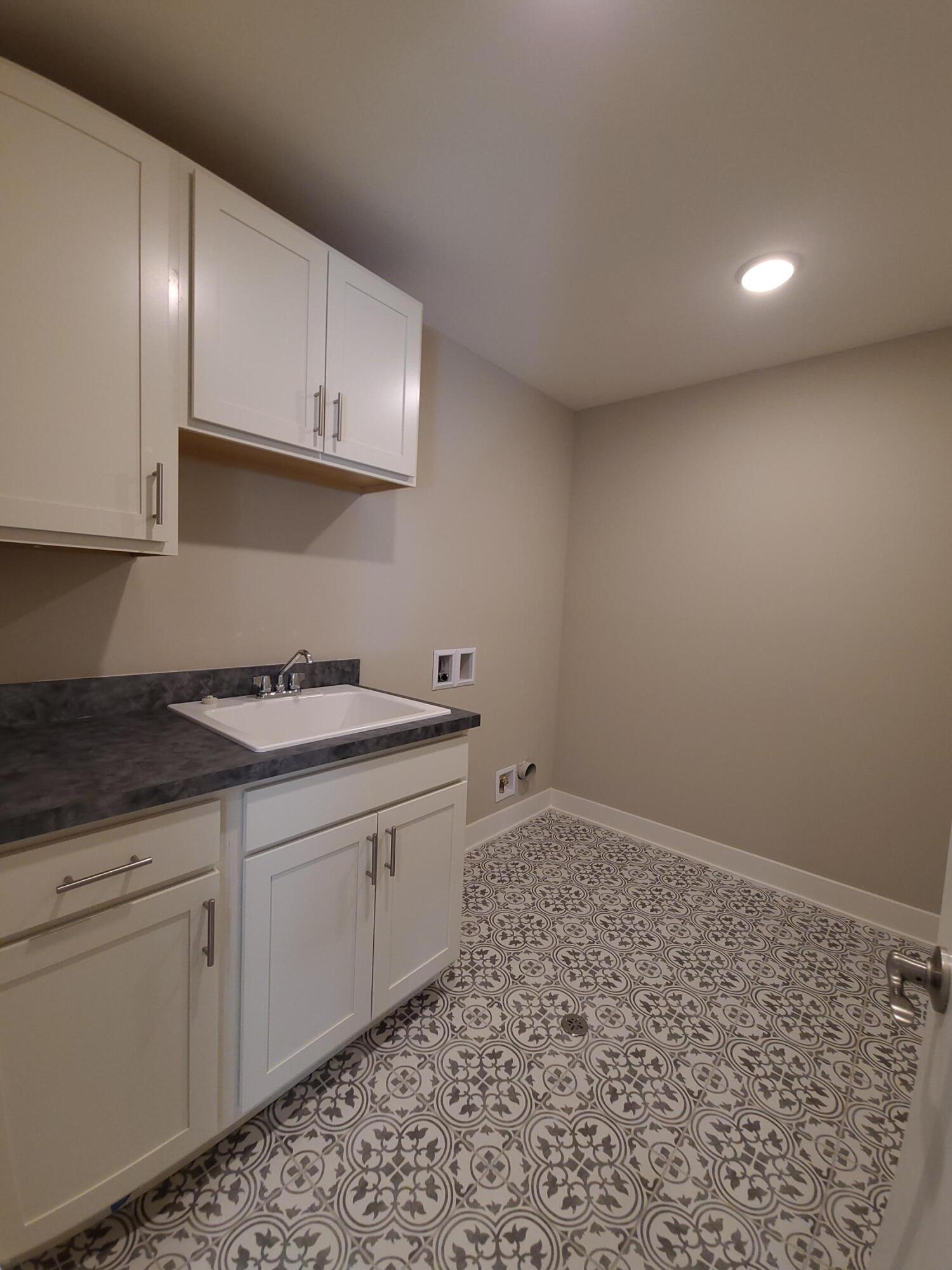 2702 Harbor Court Delavan, WI 53115 - Photo 28 of 41 Laundry Room
