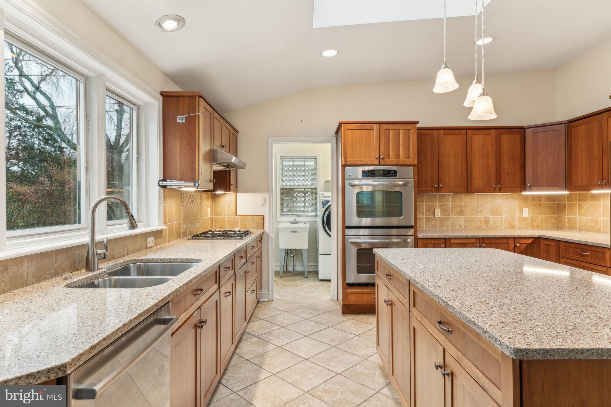 526 Drayton Road Oreland, PA 19075 - Photo 11 of 64