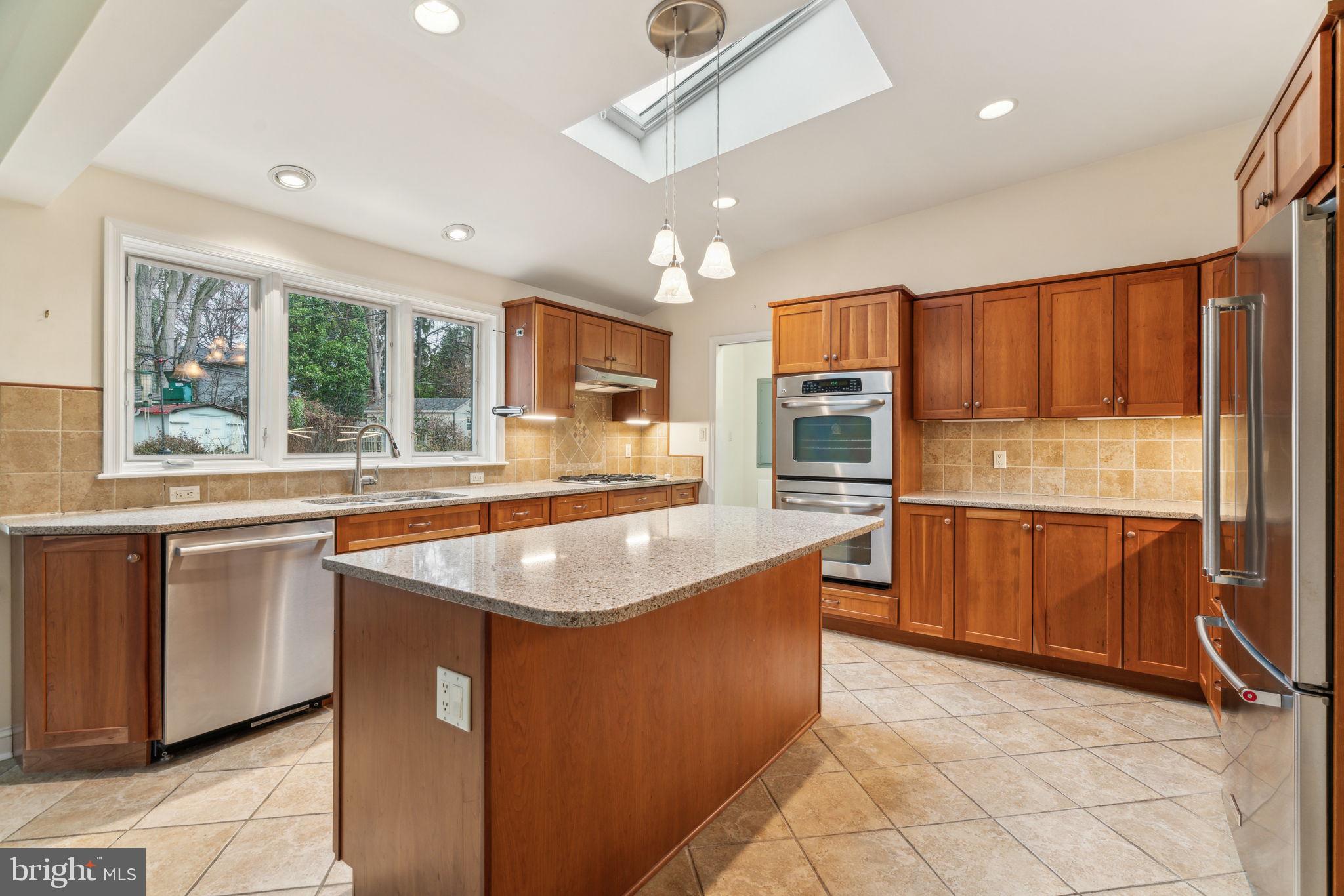 526 Drayton Road Oreland, PA 19075 - Photo 8 of 64