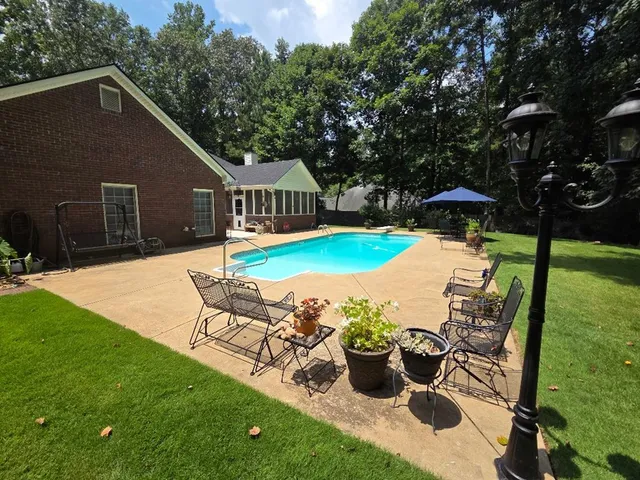 a view of a backyard