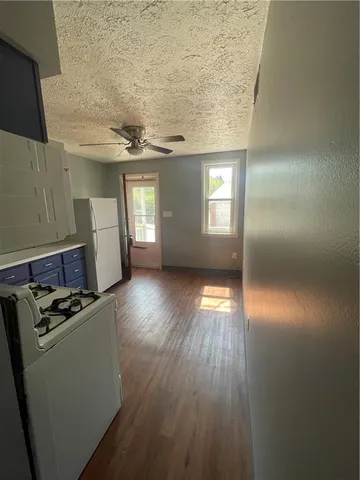en empty room with windows and wooden floor