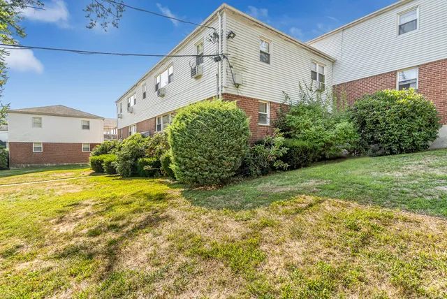 $179,000 | 81 Cherry Hill Drive, Unit 1B, Bridgeport, CT 06606