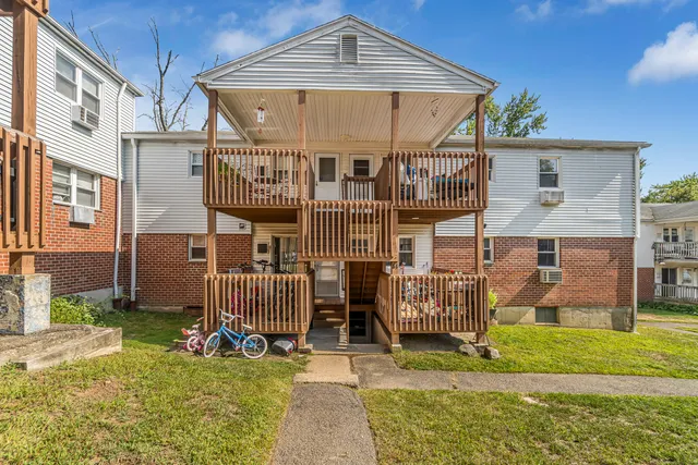 $179,000 | 81 Cherry Hill Drive, Unit 1B, Bridgeport, CT 06606