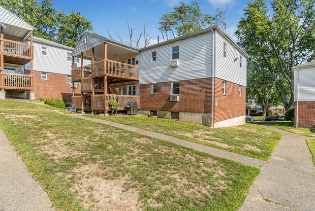 $179,000 | 81 Cherry Hill Drive, Unit 1B, Bridgeport, CT 06606