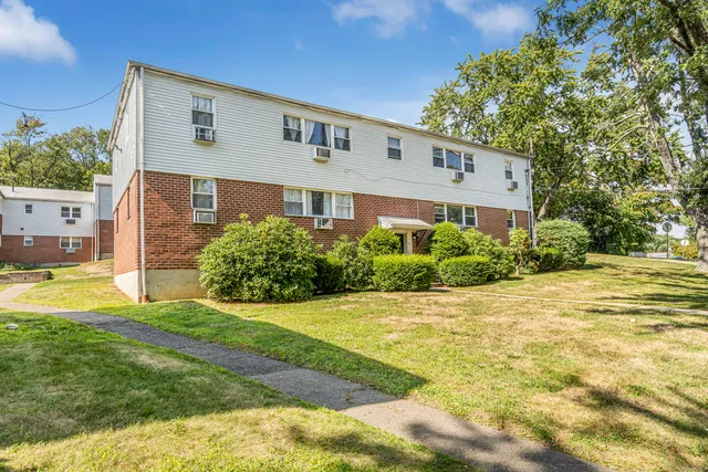 $179,000 | 81 Cherry Hill Drive, Unit 1B, Bridgeport, CT 06606