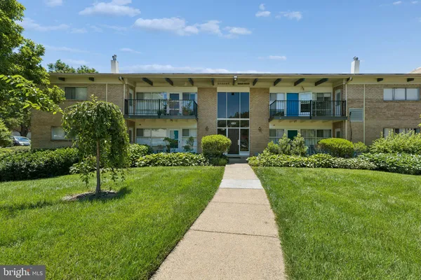 $2,200 | 4901 Americana Drive, Unit 204, Annandale, VA 22003