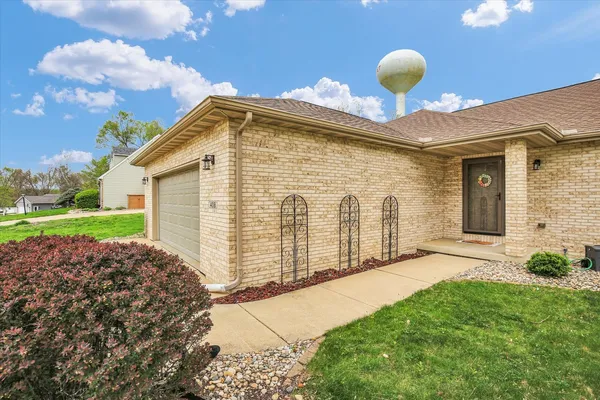 $339,900 | 408 South Jeffery Drive, Mahomet, IL 61853