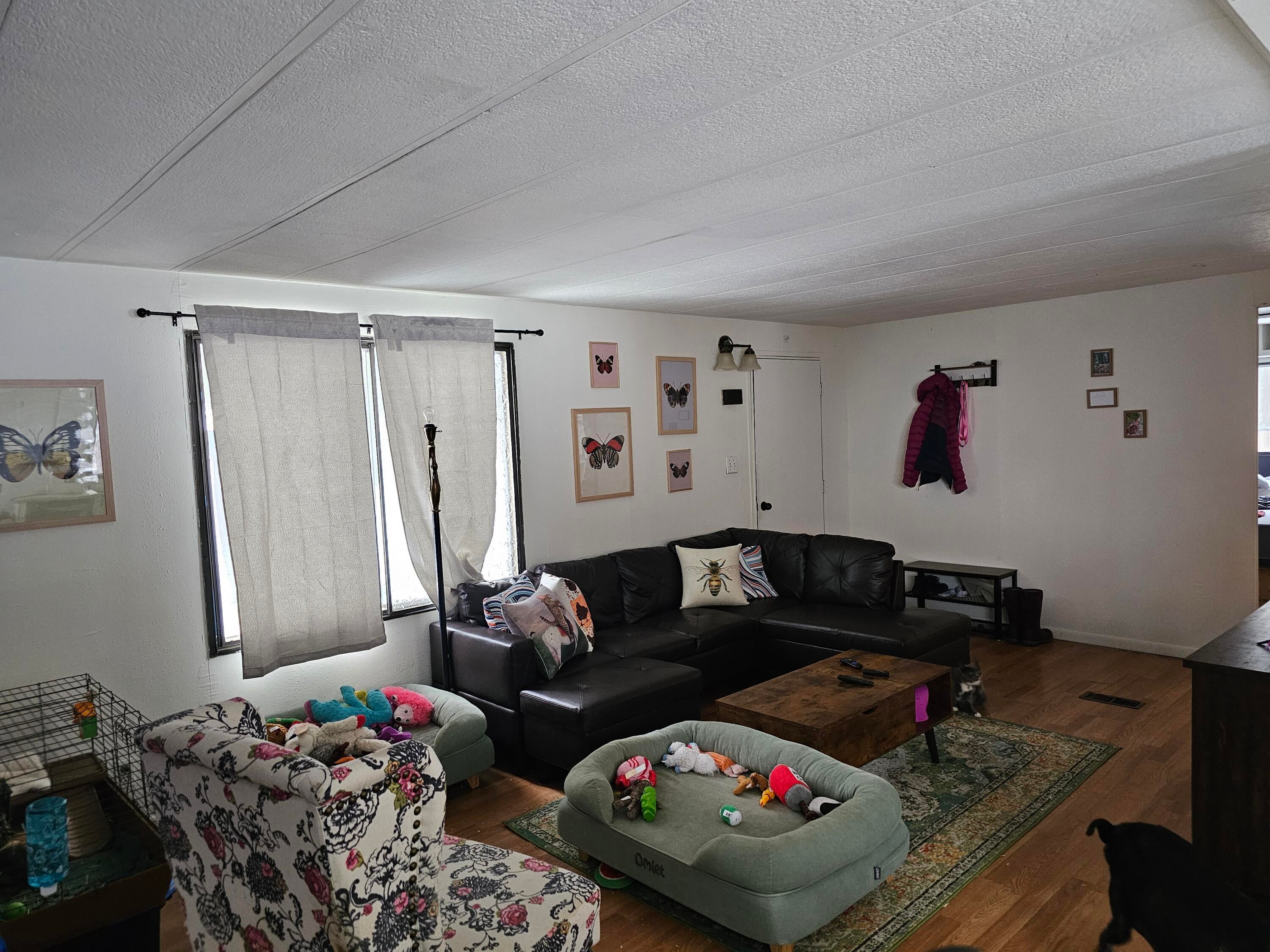 16919 Covina Road Bend, OR 97707 - Photo 3 of 9 Living Room