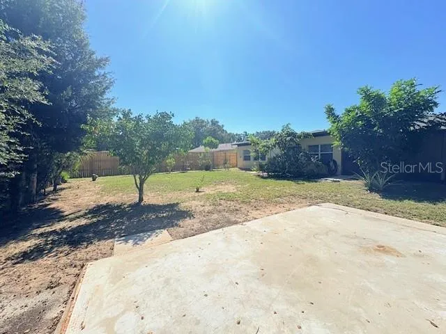 a view of a yard with a house