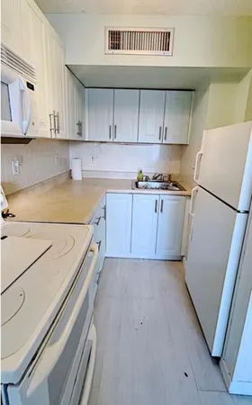 $1,250 | 1200 Colonnades Drive, Unit 208, Fort Pierce, FL 34949