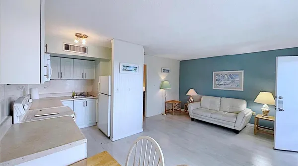 $1,250 | 1200 Colonnades Drive, Unit 208, Fort Pierce, FL 34949