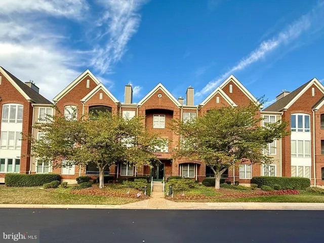 $400,000 | 13890 Chelmsford Drive, Unit 204, Gainesville, VA 20155