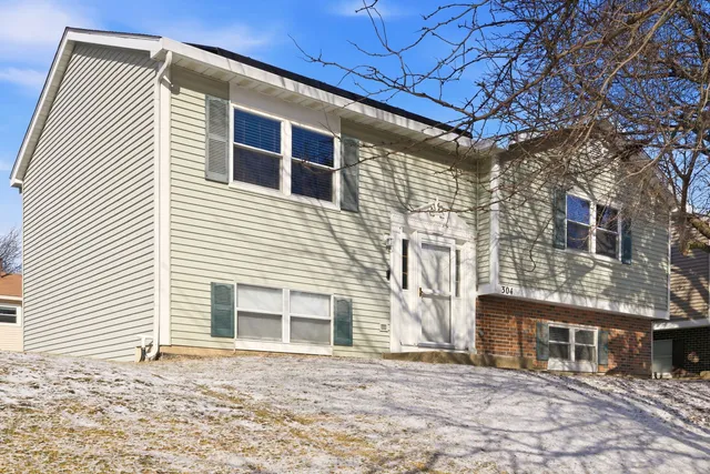 $319,900 | 304 Jonquil Court, Aurora, IL 60504