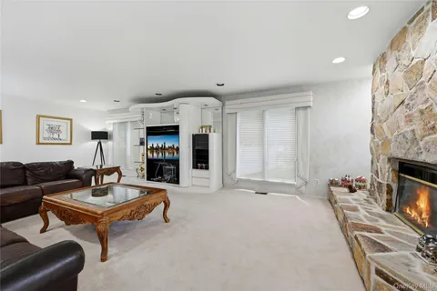 $1,750,000 | 4 Laurelwood Court, Dix Hills, NY 11746