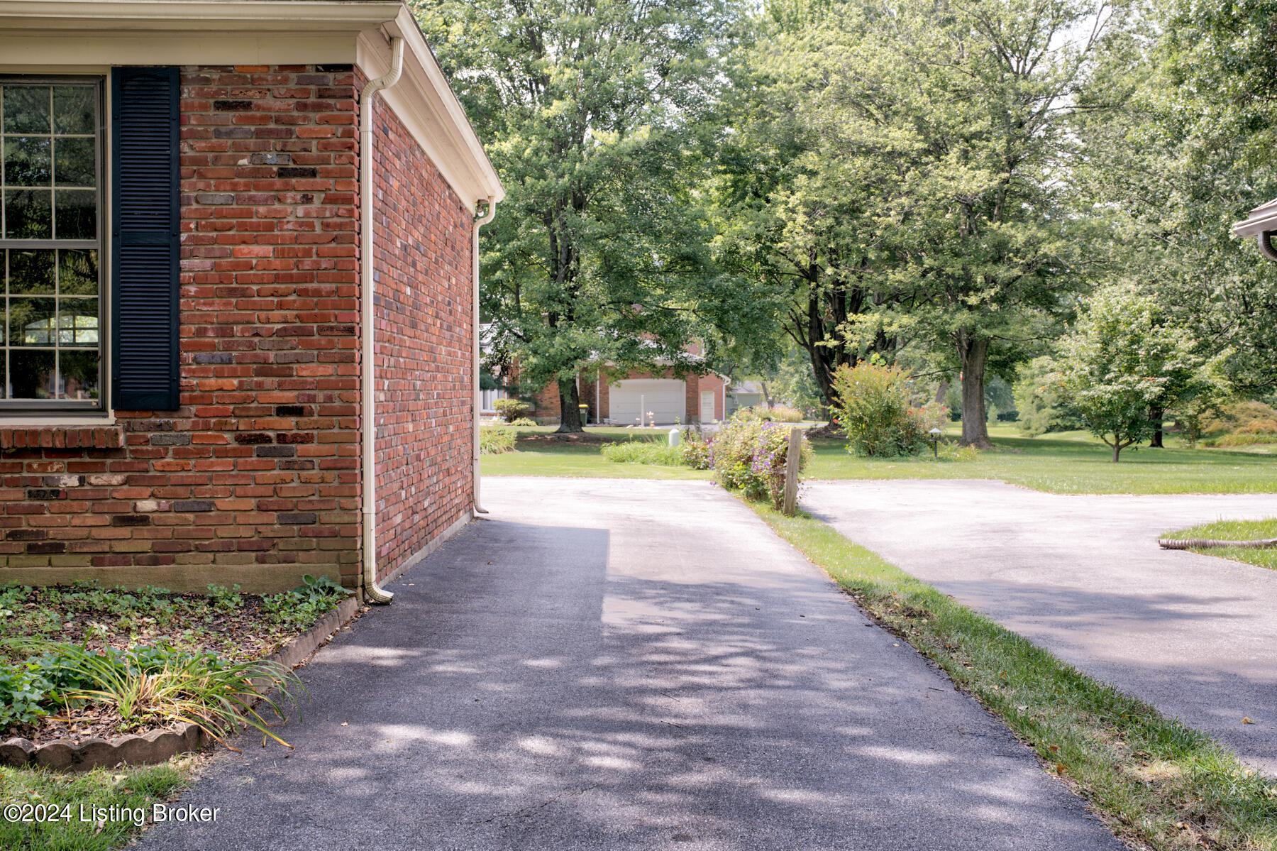 710 Farmingham Road Louisville, KY 40243 - Photo 42 of 48 Drive way to back entrance garage