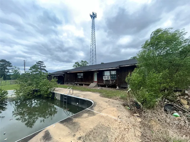 a house view with a backyard space