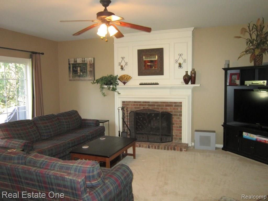 45347 Courtview Trail Novi, MI 48375 - Photo 11 of 31 family room.JPG