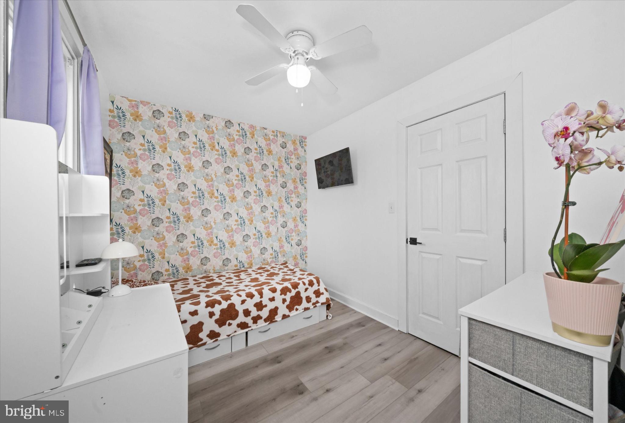 7 2nd Avenue New Castle, DE 19720 - Photo 14 of 44 Charming room with vibrant floral accents.