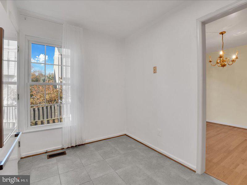 6358 Racetec Place Springfield, VA 22150 - Photo 11 of 26 Kitchen casual dining space