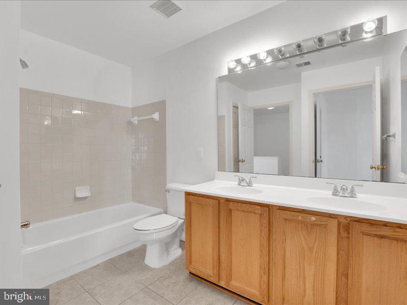 6358 Racetec Place Springfield, VA 22150 - Photo 22 of 26 2nd level full bathroom