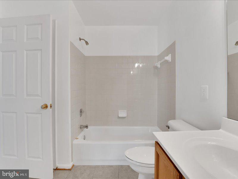 6358 Racetec Place Springfield, VA 22150 - Photo 23 of 26 2nd level full bathroom