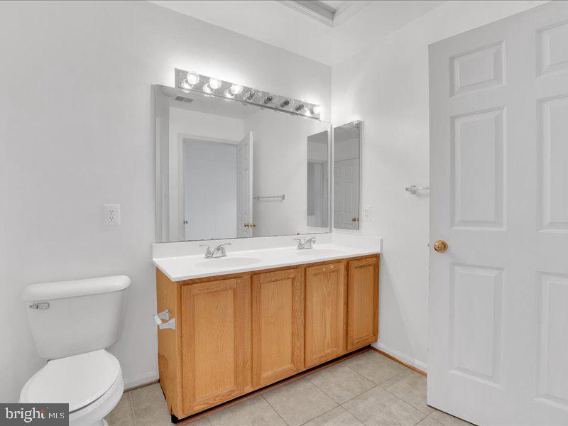 6358 Racetec Place Springfield, VA 22150 - Photo 24 of 26 2nd level full bathroom