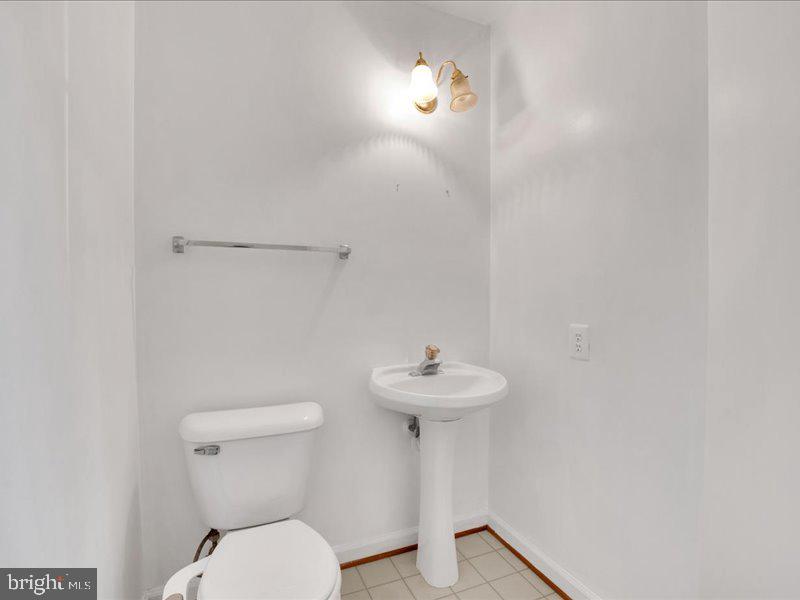 6358 Racetec Place Springfield, VA 22150 - Photo 4 of 26 1st level half bathroom