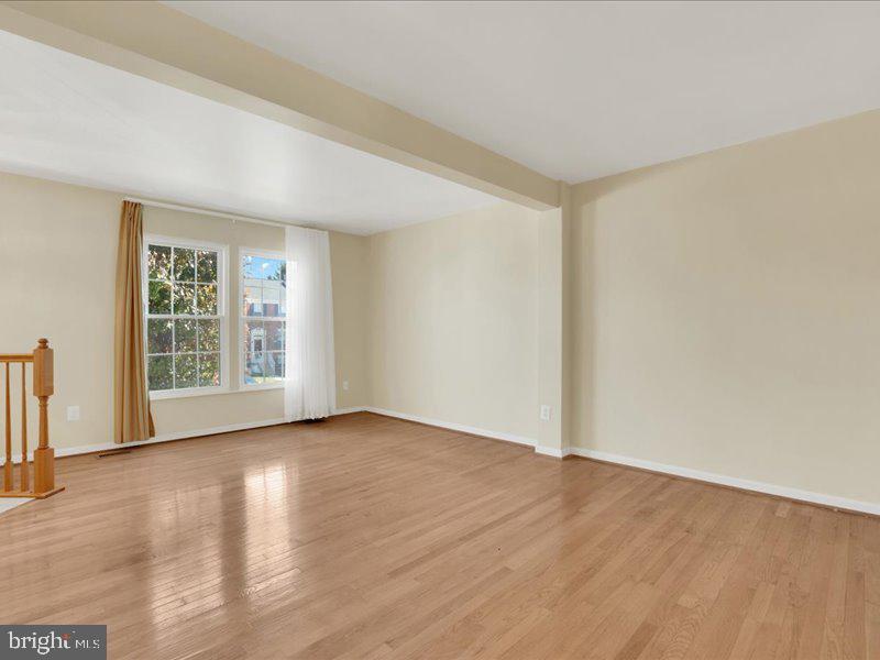 6358 Racetec Place Springfield, VA 22150 - Photo 5 of 26 1st level living room