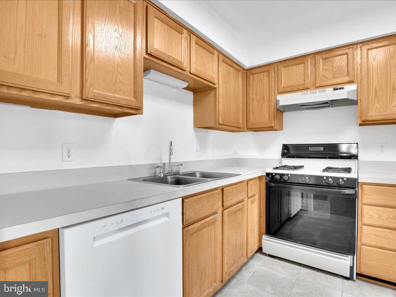 6358 Racetec Place Springfield, VA 22150 - Photo 10 of 26 1st level kitchen