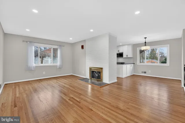 a picture of a wall with a white building