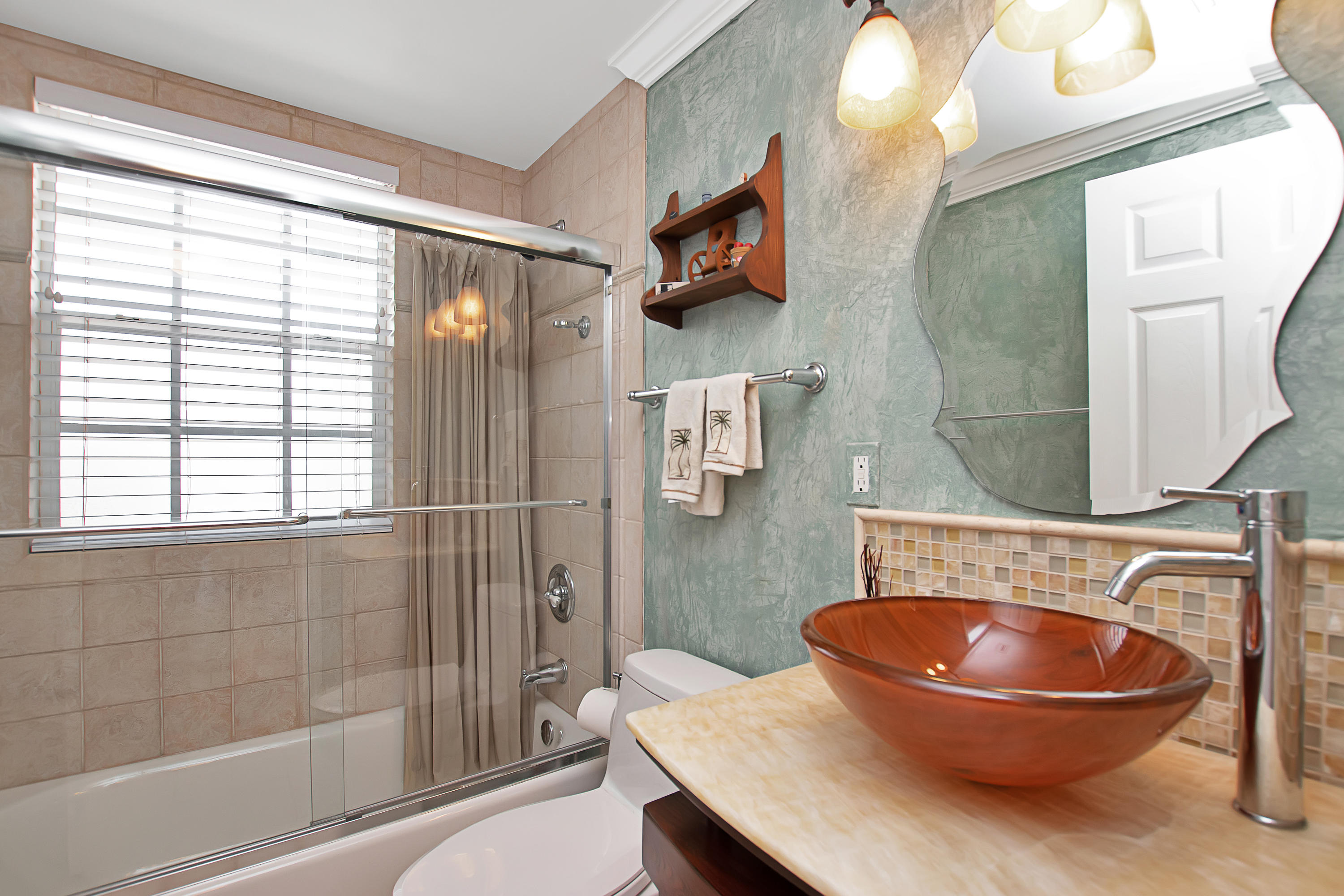 28564 Captain Kidd Road Summerland Key, FL 33042 - Photo 23 of 55 Main floor bath
