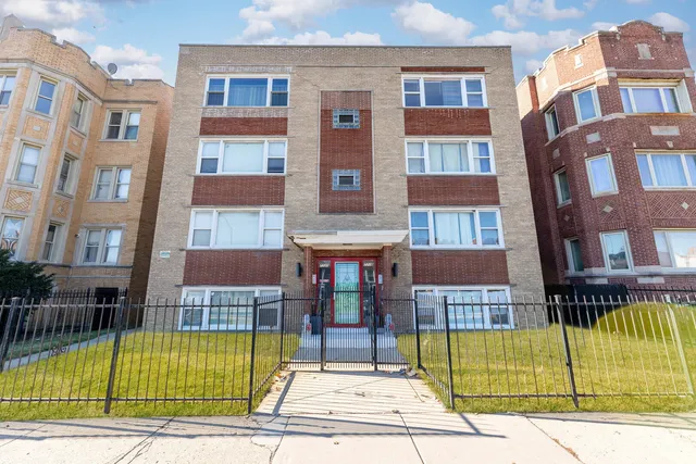 $1,700 | 7718 South Jeffery Boulevard, Unit 3, Chicago, IL 60649