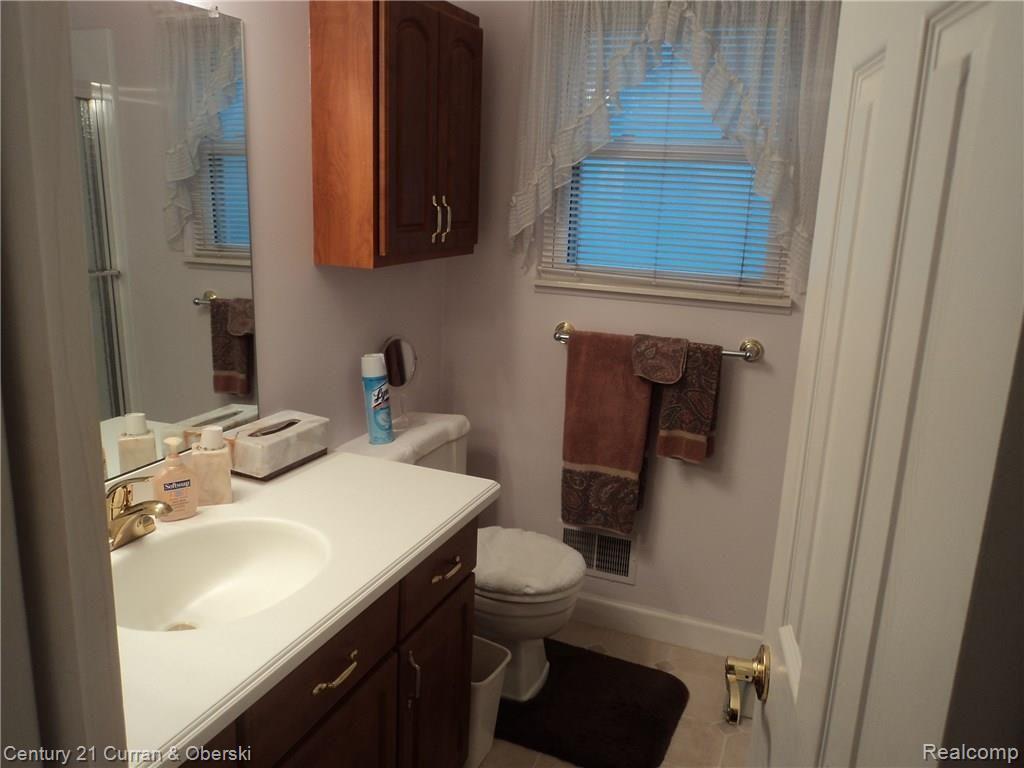 24289 Kings Pointe Novi, MI 48375 - Photo 14 of 18 MAIN BATH.JPG