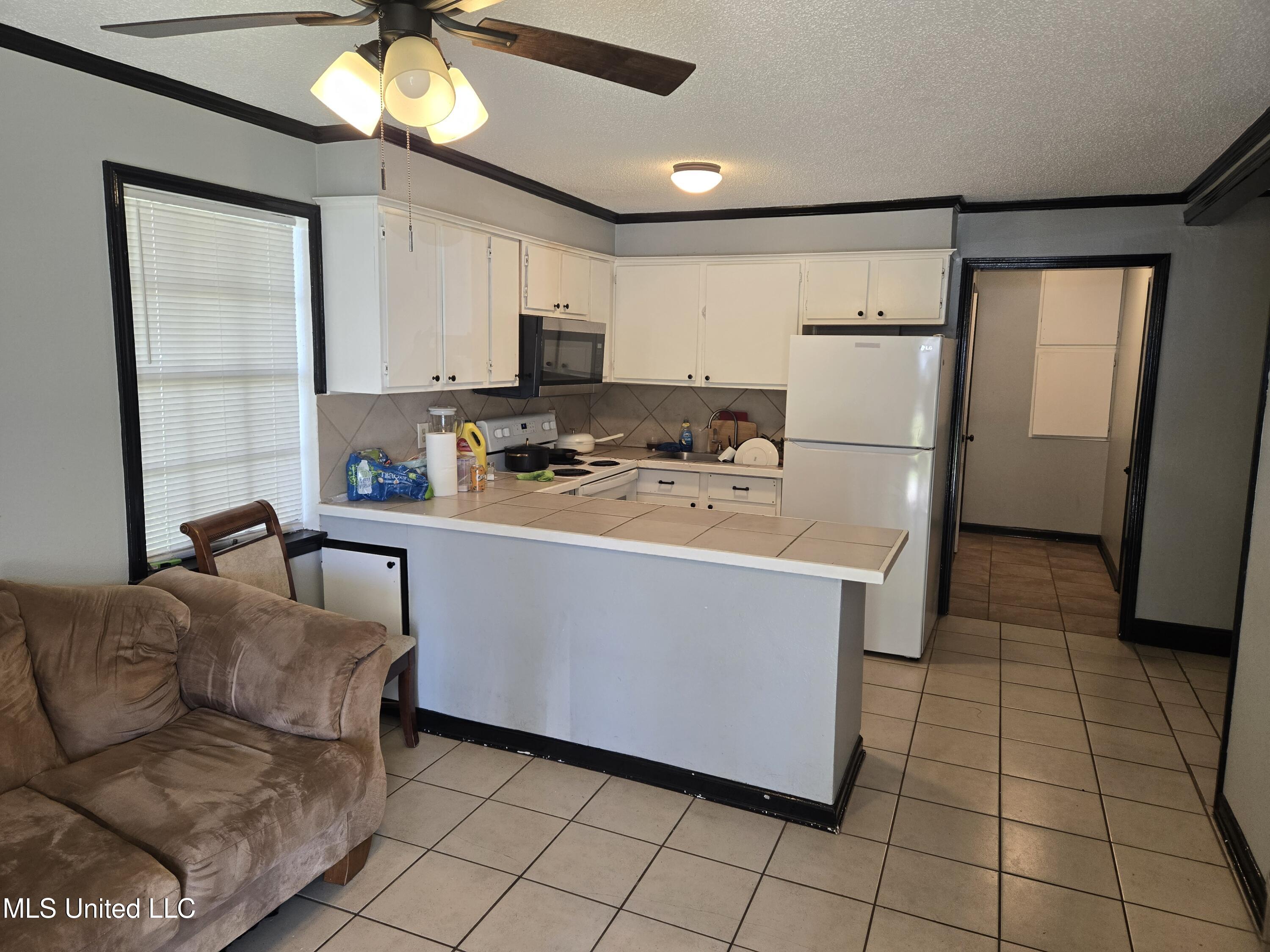 1704 Adcox Road Picayune, MS 39466 - Photo 3 of 19 D Liv Kitchen