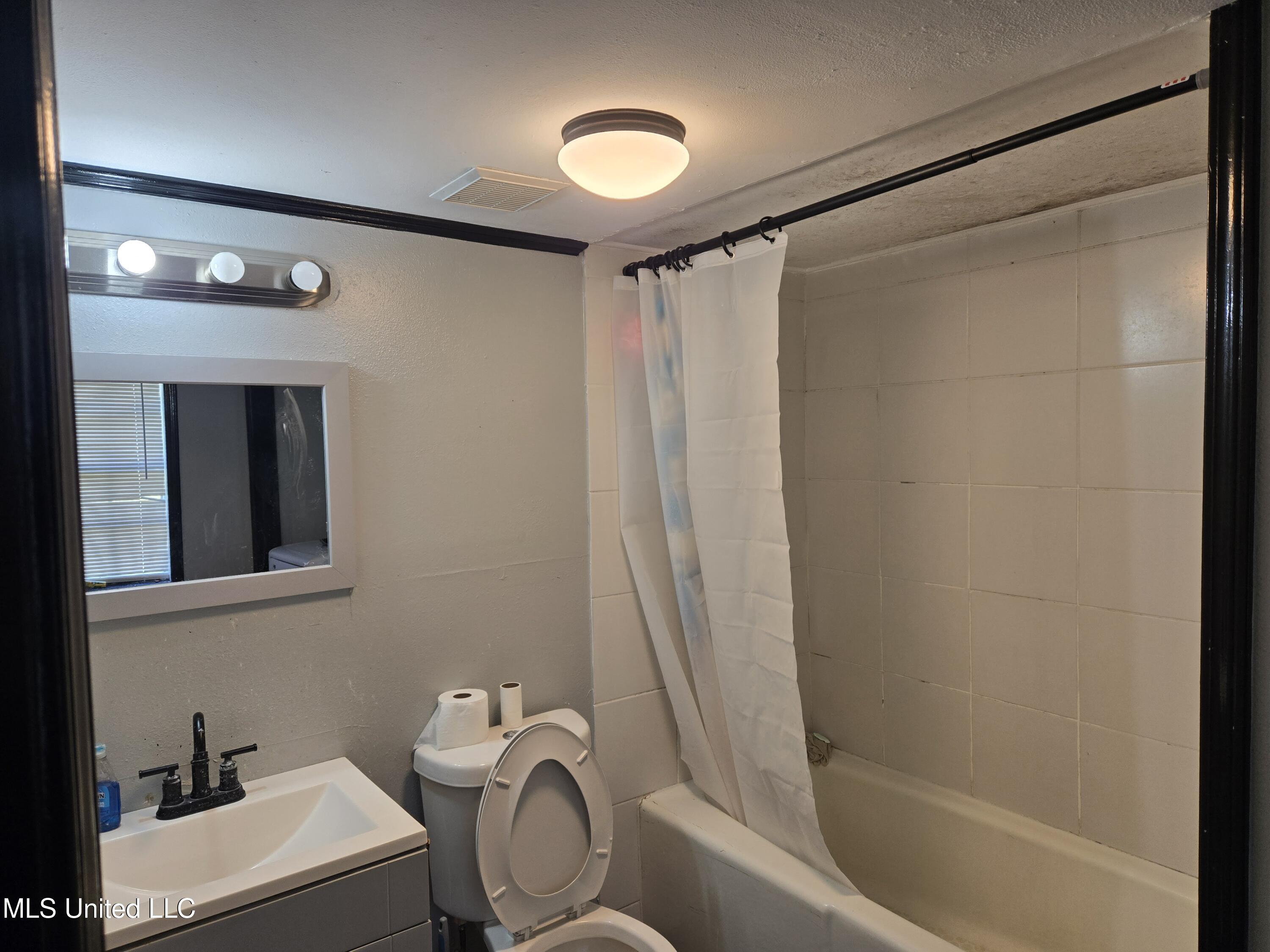 1704 Adcox Road Picayune, MS 39466 - Photo 8 of 19 D Bathroom