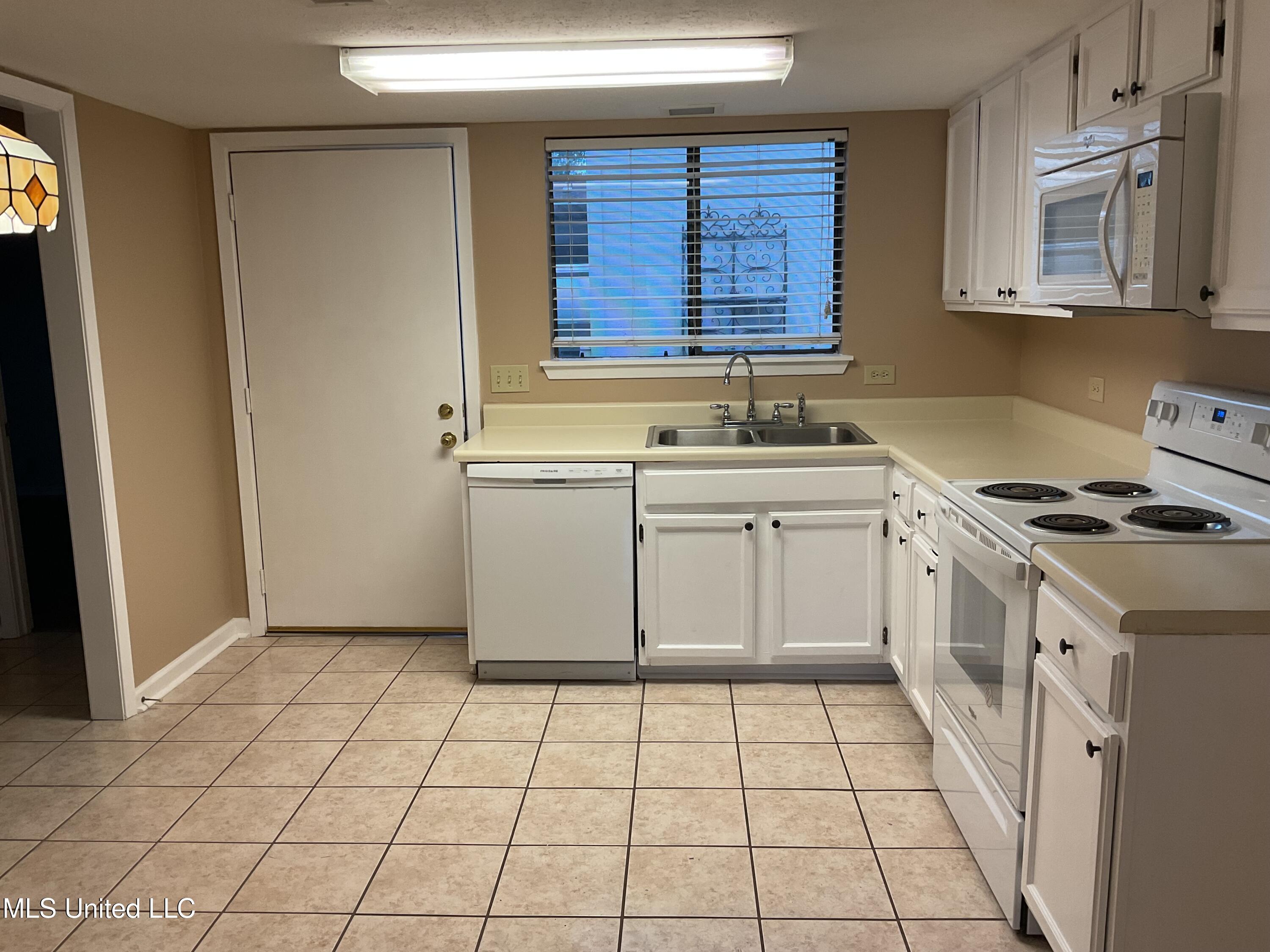 139 Lakebend Circle Brandon, MS 39042 - Photo 2 of 12 IMG_0334