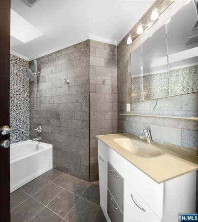 $1,995,000 | 1286 River Road, Edgewater, NJ 07020