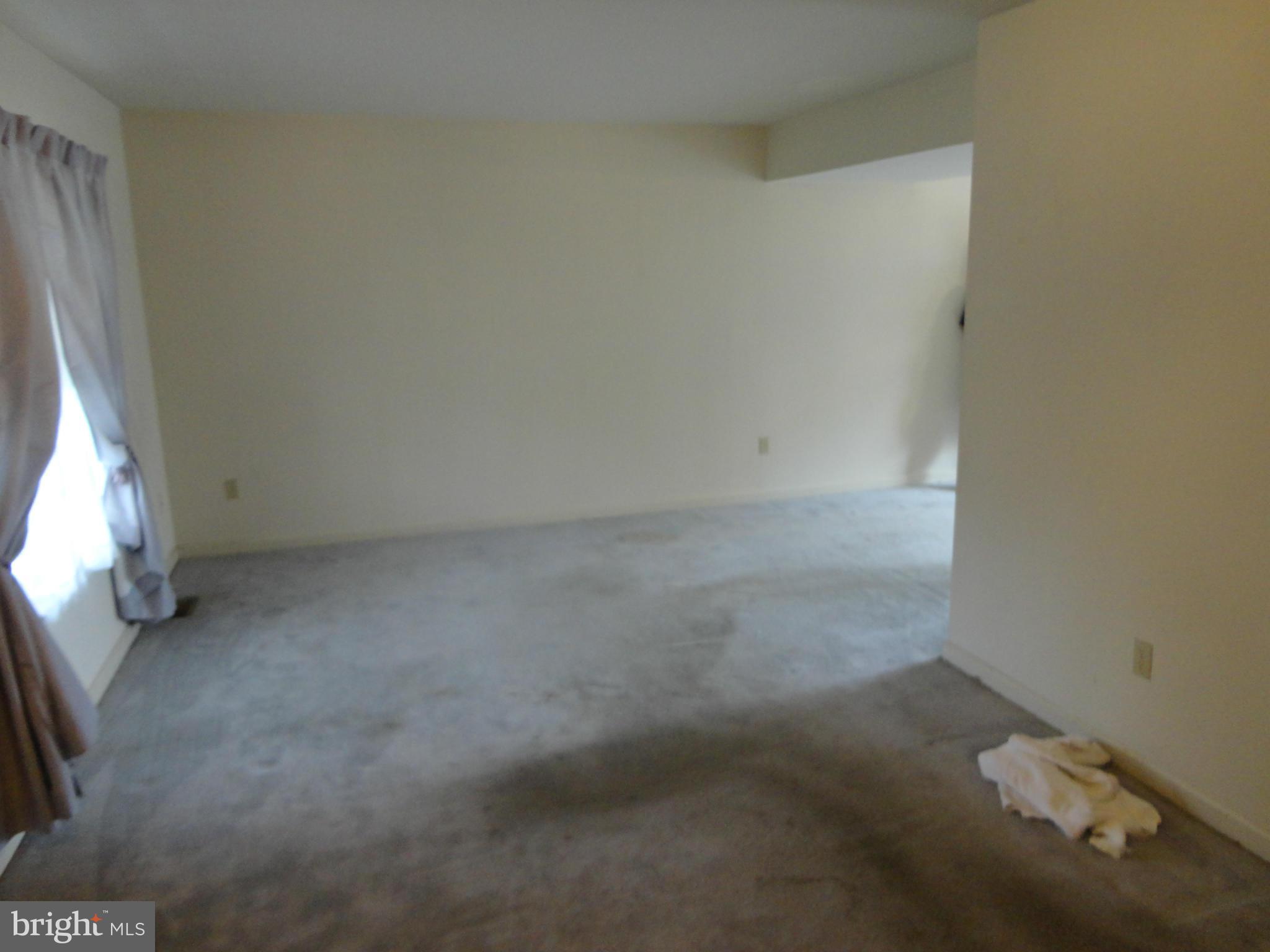 7770 Old House Road Pasadena, MD 21122 - Photo 5 of 14 Living Room