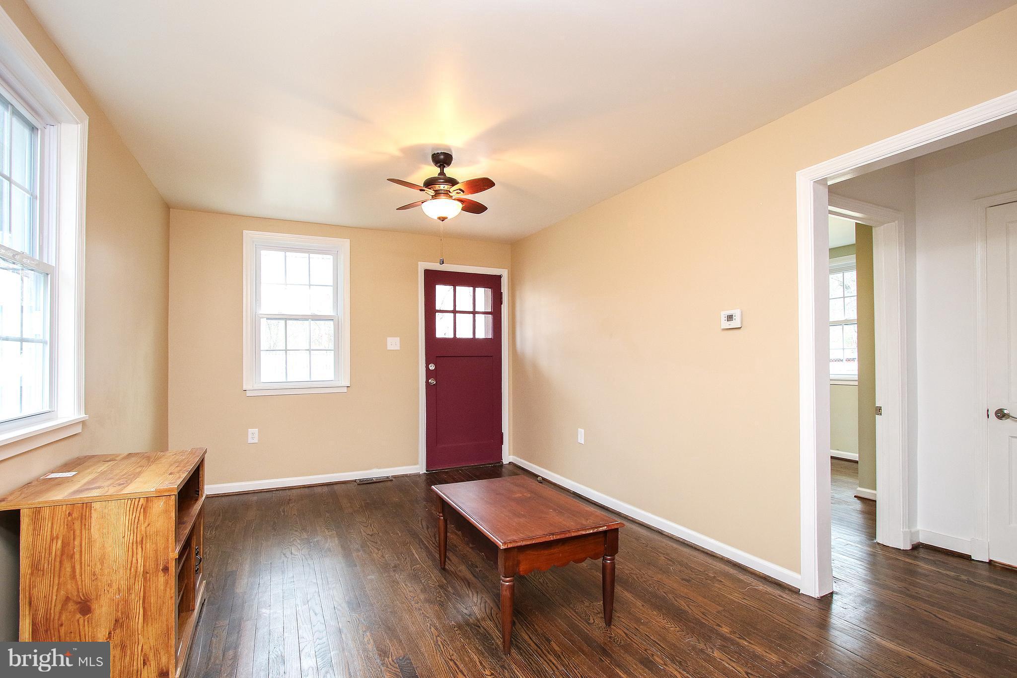 8121 Sinclair Mill Road Manassas, VA 20112 - Photo 3 of 17 Living Room