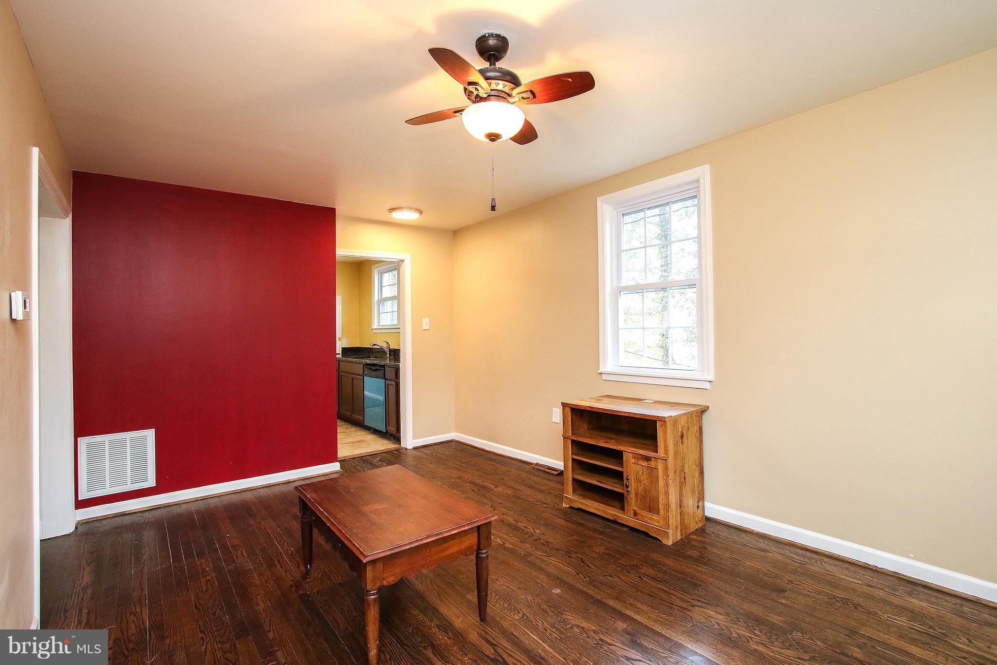 8121 Sinclair Mill Road Manassas, VA 20112 - Photo 4 of 17 Living Room