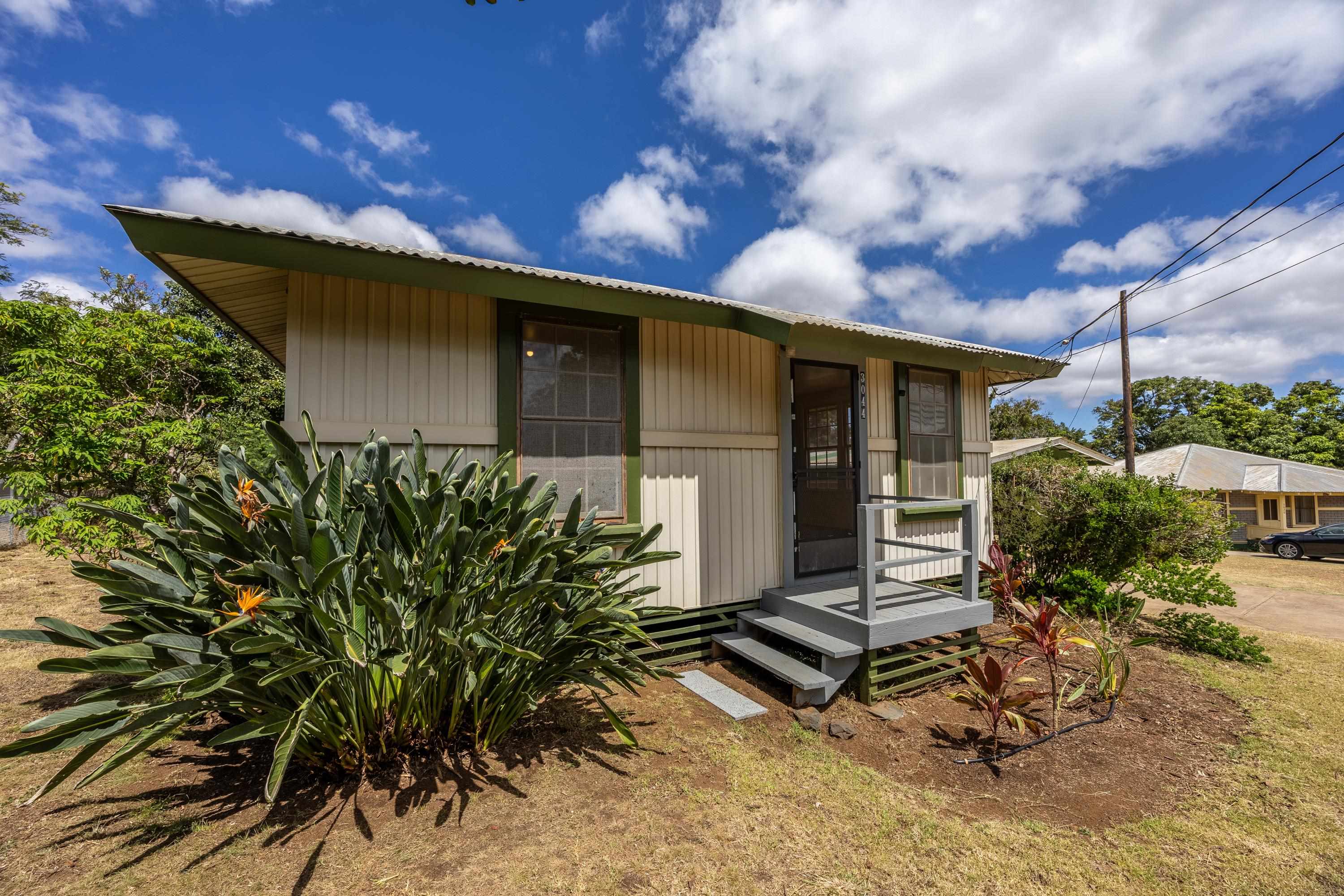 3044 Lower Kula Road Kula, HI 96790 - Photo 21 of 44 a small barn with a table and chairs in front of it