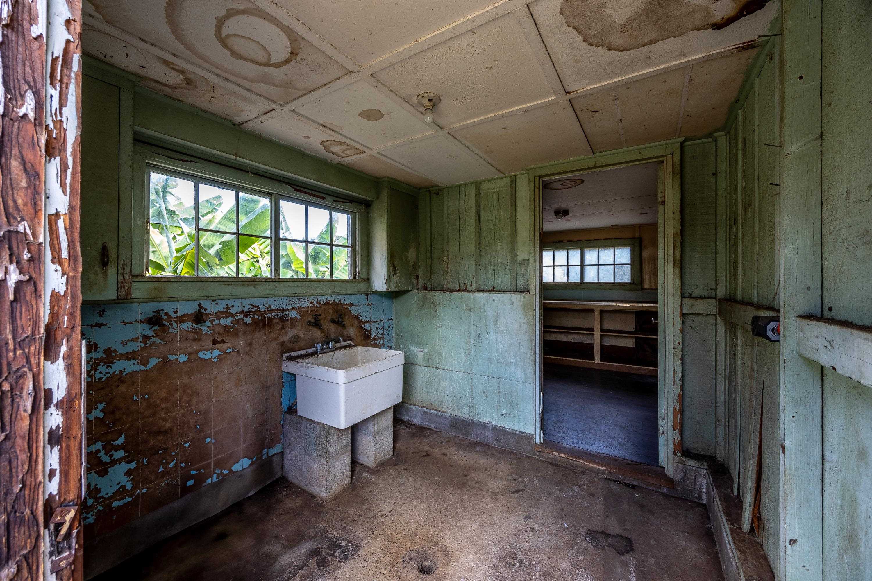3044 Lower Kula Road Kula, HI 96790 - Photo 28 of 44 a room with furniture and a window